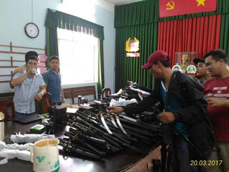 Đặc nhiệm cải trang, phá đường dây bán súng, kiếm - 5