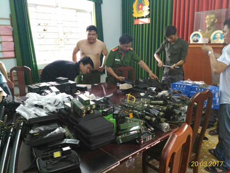 Đặc nhiệm cải trang, phá đường dây bán súng, kiếm - 6