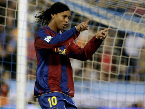 Ronaldinho 37 tuổi: Tượng đài bất tử với đôi chân ma thuật - 1