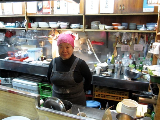 Các nữ DJ bốc lửa phải chịu thua "thánh quẩy" này - 3