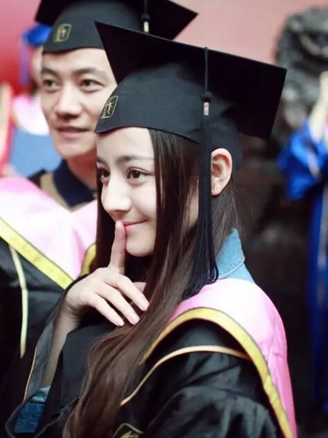 Hình ảnh sao nữ Tân Cương khi tốt nghiệp đại học được fan "khai quật" lại cho thấy cô sở hữu vẻ đẹp tự nhiên.