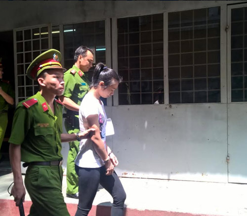 Cầm giùm hộp quà, một phụ nữ lãnh án tử - 1