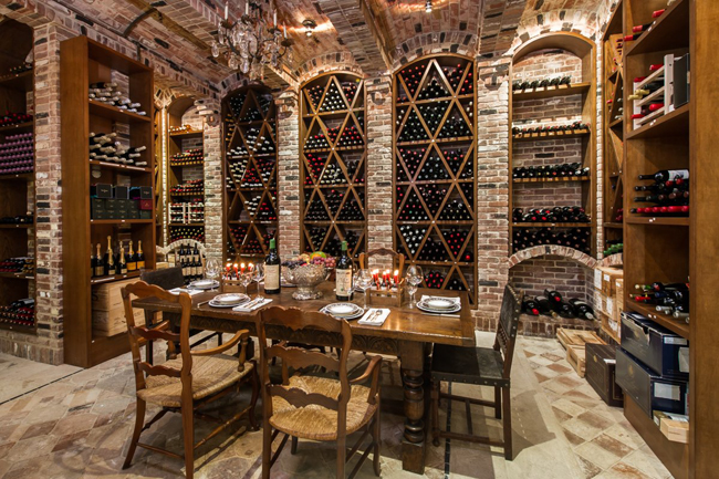 Hầm rượu chứa 3.000 chai, có cả phòng riêng để nếm thử