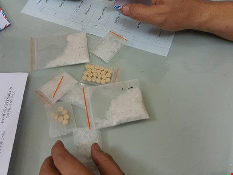 Bỏ xe, nhảy qua rào, chạy vào bến xe trốn cảnh sát - 2