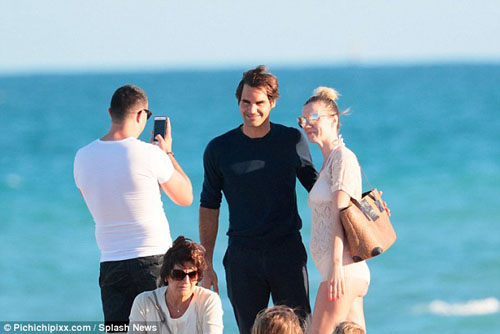 Federer ngượng "chín mặt" đối diện fan nữ có 1 không 2 - 3