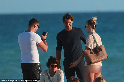 Federer ngượng "chín mặt" đối diện fan nữ có 1 không 2 - 2