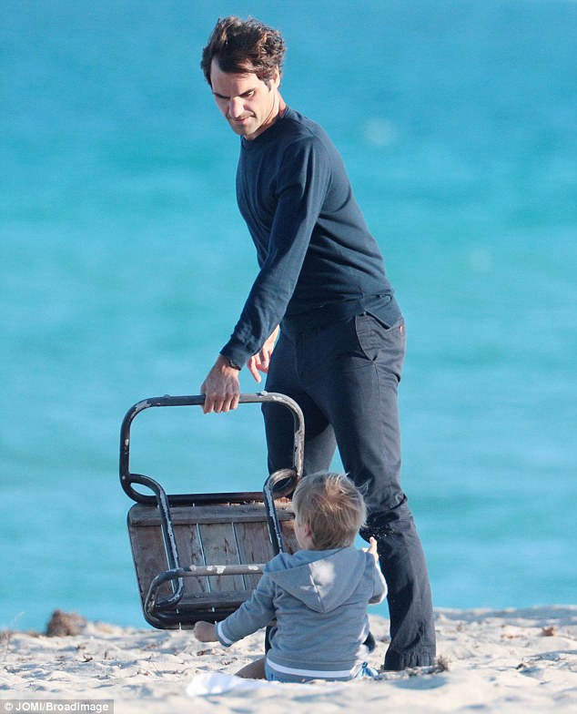 Federer ngượng "chín mặt" đối diện fan nữ có 1 không 2 - 7