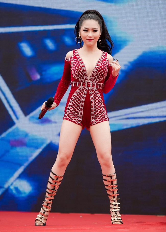 Khi lên sân khấu, Hương Tràm thường lựa chọn trang phục bodysuit siêu ngắn. 