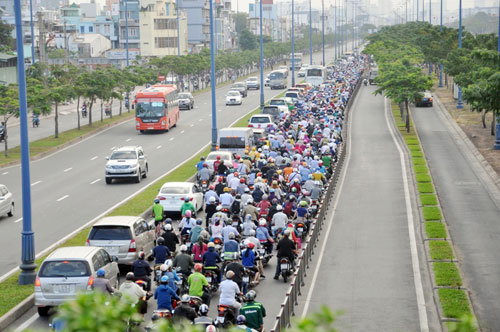 Xe khách 46 chỗ cày nát dải phân cách, lao xuống kênh đen - 8