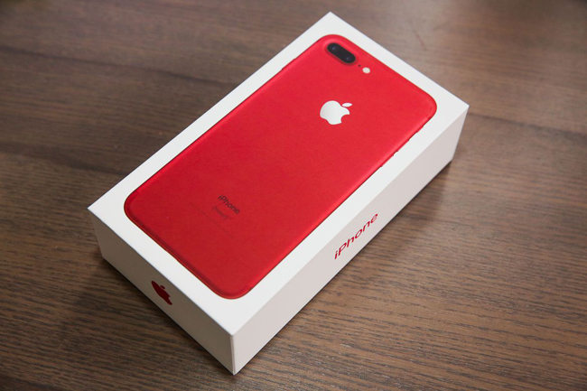 Apple vừa chính thức tung ra phiên bản iPhone 7 và iPhone 7 Plus màu đỏ cực bắt mắt nhằm gây quỹ phòng chống AIDS.