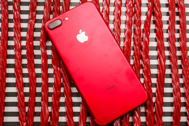 Ngoại trừ logo màu bạc và camera màu đen thì toàn bộ mặt sau chiếc iPhone 7 Plus sở hữu một màu đỏ rực rỡ.