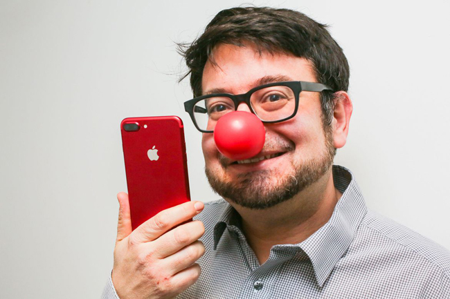 Người phát ngôn của “Nhà Táo” cho hay: “Apple công bố iPhone 7 và iPhone 7 Plus phiên bản đặc biệt màu đỏ trên chất liệu vỏ nhôm. Đây cũng là sản phẩm ghi nhận thời gian 10 năm hợp tác của hãng và tổ chức RED. Khách hàng mua sản phẩm sẽ góp phần ủng hộ tới Quỹ toàn cầu (Global Fund) giúp chống lại đại dịch AIDS”.