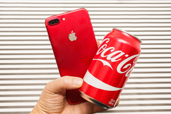 Màu đỏ của iPhone 7 Plus luôn nổi bật giữa các thiết bị cùng tông màu.