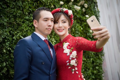 Hot girl MU Tú Linh hôn chồng say đắm trong lễ ăn hỏi - 1