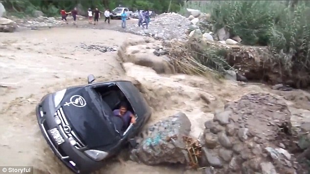 Peru: Ô tô bị lũ cuốn văng vào đá, thoát chết như phim - 1