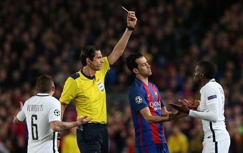 Trọng tài thảm họa trận Barca - PSG: Fan cãi vã kịch liệt vì UEFA - 2