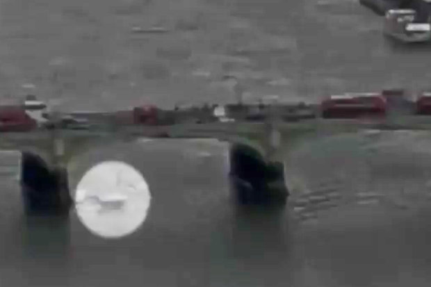 Anh: Nhảy xuống sông Thames tránh xe khủng bố lao như bắn - 1