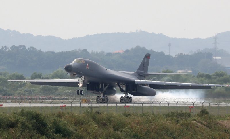 Trung Quốc xua đuổi máy bay ném bom hạt nhân B-1B Mỹ - 1
