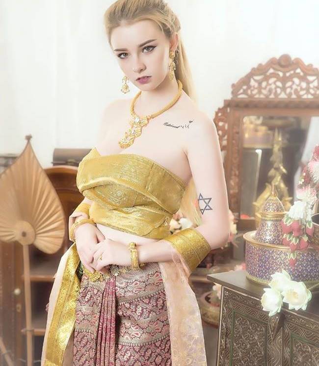 Để đánh dấu việc bước sang tuổi 18, Jessie Vard quyết định thực hiện một bộ ảnh cùng trang phục truyền thống của đất nước Chùa Vàng.