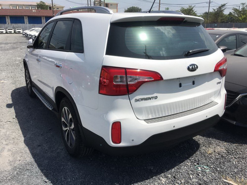 Kia Sorento 2017 có giá từ 848 triệu đồng ở Việt Nam - 2