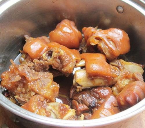 "Đánh bay" cả nồi cơm với món chân giò kho tương sả - 2