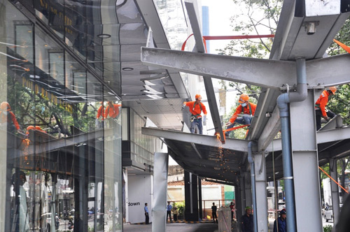 Ông Hải quyết dỡ mái che "khủng" của tòa nhà Saigon Centre chiếm vỉa hè - 6