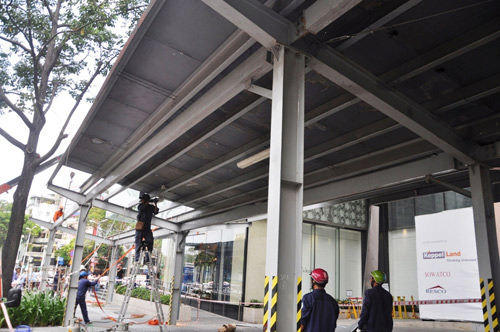 Ông Hải quyết dỡ mái che "khủng" của tòa nhà Saigon Centre chiếm vỉa hè - 3