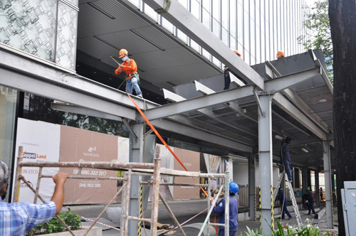 Ông Hải quyết dỡ mái che "khủng" của tòa nhà Saigon Centre chiếm vỉa hè - 5