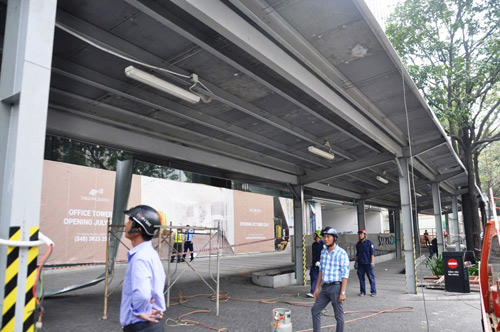 Ông Hải quyết dỡ mái che "khủng" của tòa nhà Saigon Centre chiếm vỉa hè - 2
