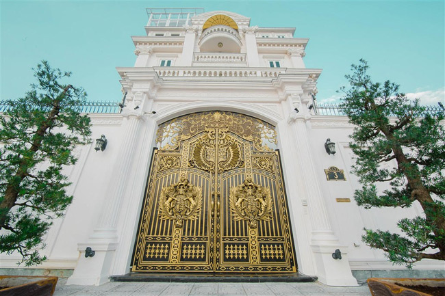 Ngay từ cổng vào căn biệt thự đã được trang trí cầu kỳ với cánh cổng trạm khắc tinh xảo.