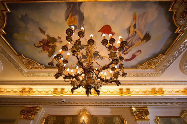 Toàn bộ tòa nhà rộng lớn được ốp đá hoa cương lộng lẫy và trang điểm bằng đèn chùm rực rỡ như trong những khách sạn hoàng gia 5-6 sao.