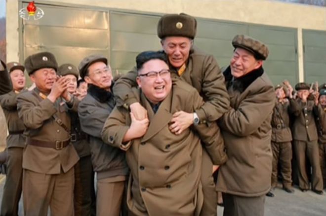 Người đàn ông dám &#34;trèo&#34; lên lưng Kim Jong-un là ai? - 1