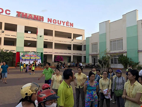 Công an Bình Thuận nói về vụ dùng súng và còng tay trong trường học - 1