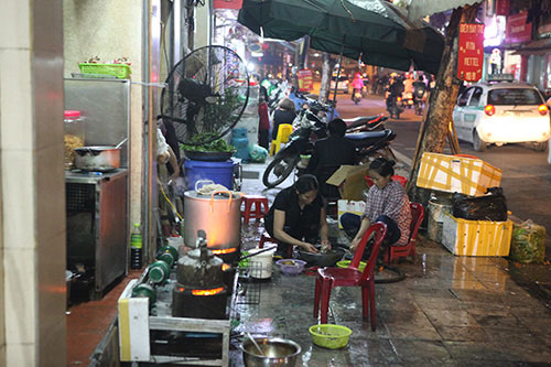 Dân Thủ đô chưng bếp xào nấu, nướng thịt trên hè phố - 3
