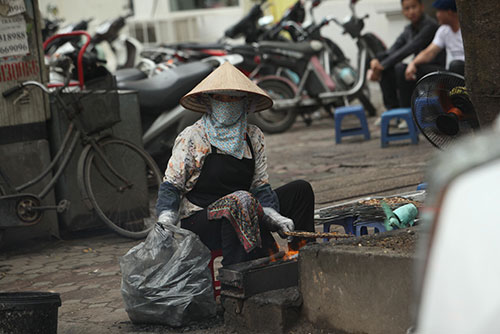 Dân Thủ đô chưng bếp xào nấu, nướng thịt trên hè phố - 8