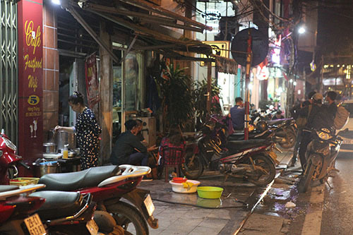 Dân Thủ đô chưng bếp xào nấu, nướng thịt trên hè phố - 9