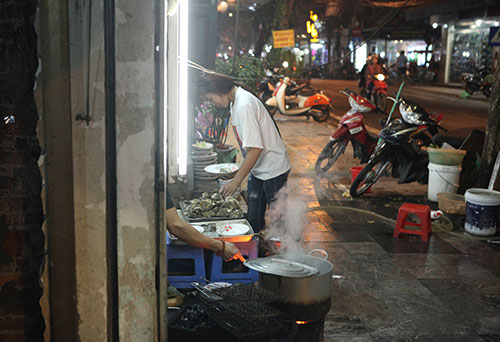 Dân Thủ đô chưng bếp xào nấu, nướng thịt trên hè phố - 4