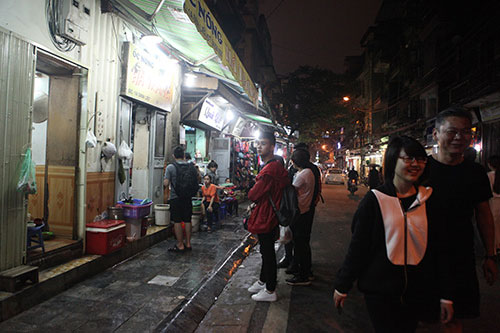 Dân Thủ đô chưng bếp xào nấu, nướng thịt trên hè phố - 5