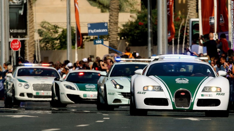 Ngợp với dàn siêu xe đắt nhất thế giới của cảnh sát Dubai - 1