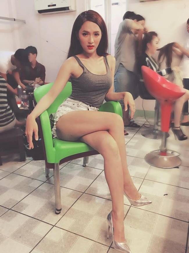 Ngoài đầu tư trang phục, nữ ca sĩ xuất thân từ Vietnam Idol còn lên ý tưởng trình diễn dàn dựng cùng các đồng đội sao cho bắt mắt và hấp dẫn nhất.