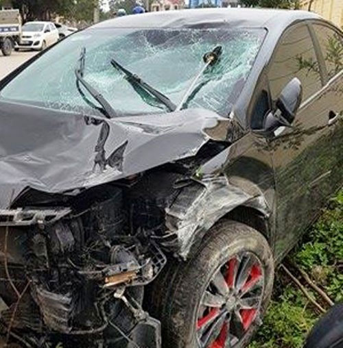 Nghi vấn ô tô cố tình tông xe máy khiến 2 người nguy kịch - 2