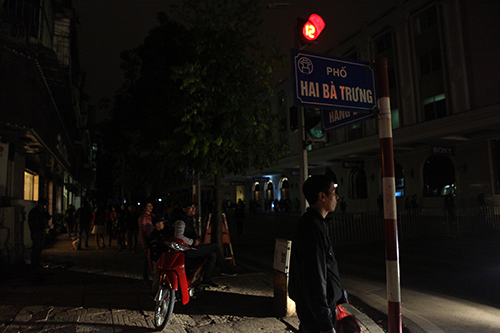 Phố đi bộ Hà Nội chìm trong bóng tối 1 giờ - 12