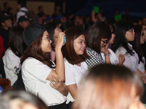 Nhiều "hot girl" khuấy động trận cầu PES 2017 giữa các "sao" - 7