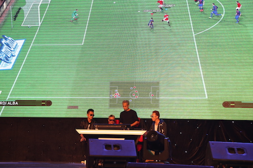 Nhiều "hot girl" khuấy động trận cầu PES 2017 giữa các "sao" - 5