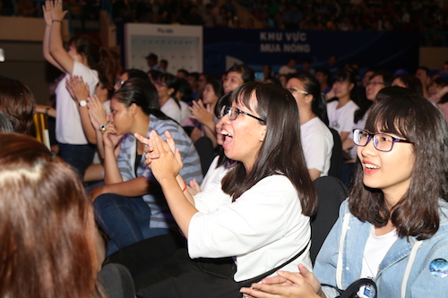 Nhiều "hot girl" khuấy động trận cầu PES 2017 giữa các "sao" - 8