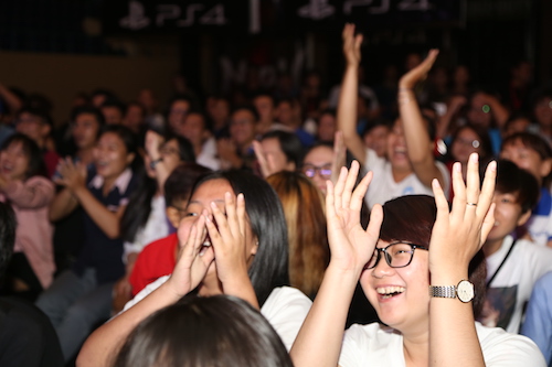 Nhiều "hot girl" khuấy động trận cầu PES 2017 giữa các "sao" - 10