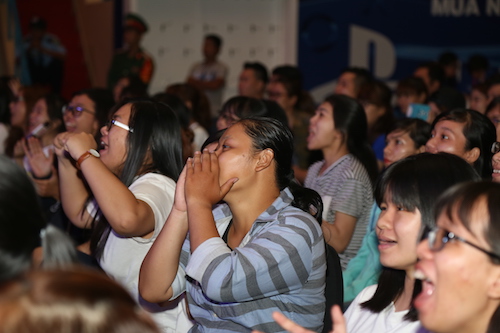 Nhiều "hot girl" khuấy động trận cầu PES 2017 giữa các "sao" - 11