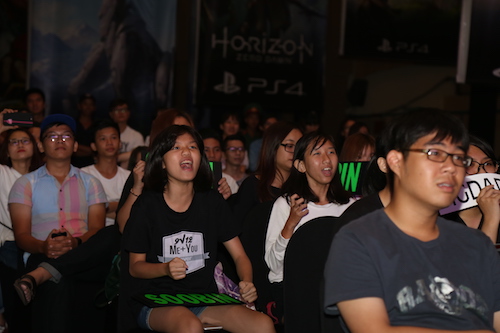 Nhiều "hot girl" khuấy động trận cầu PES 2017 giữa các "sao" - 12