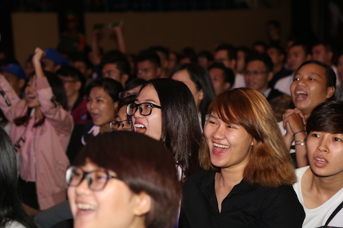 Nhiều "hot girl" khuấy động trận cầu PES 2017 giữa các "sao" - 13