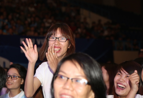 Nhiều "hot girl" khuấy động trận cầu PES 2017 giữa các "sao" - 15